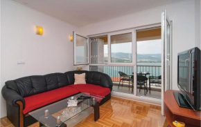  Two-Bedroom Apartment Misevac with Sea View 07  Трогир
